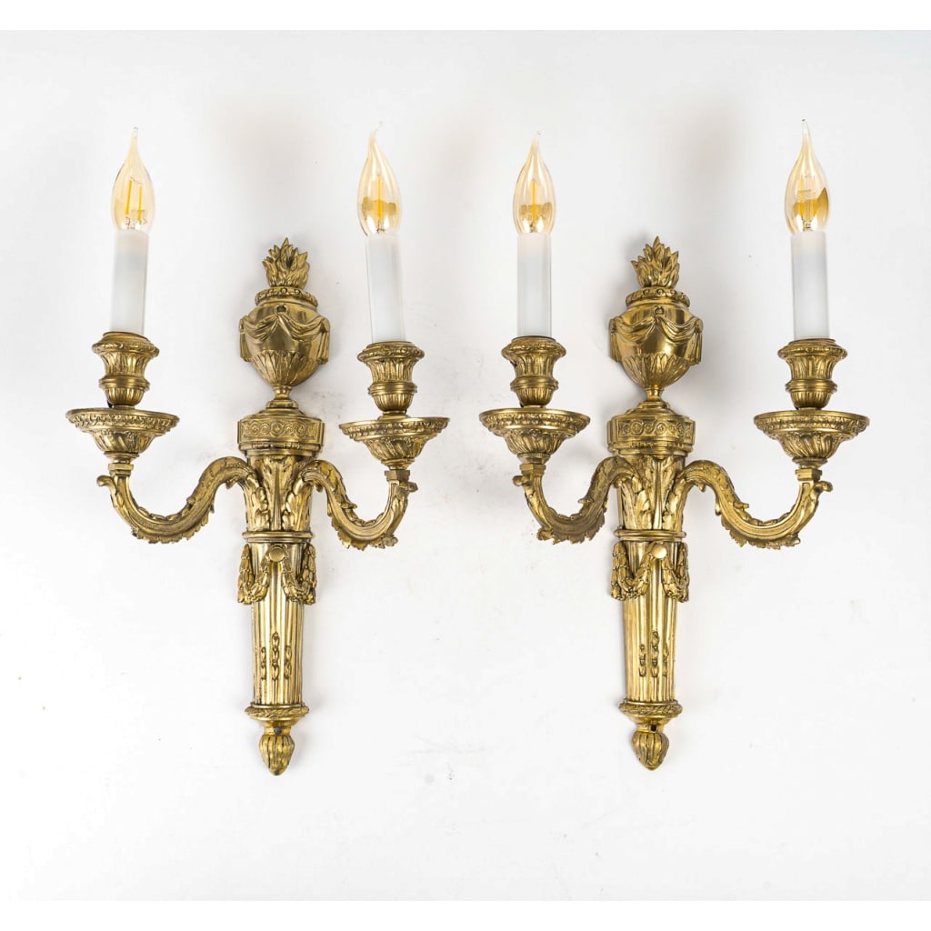 Paire d’Appliques en Bronze Ciselé à Deux Bras de Lumières de style Louis XVI | Biron 