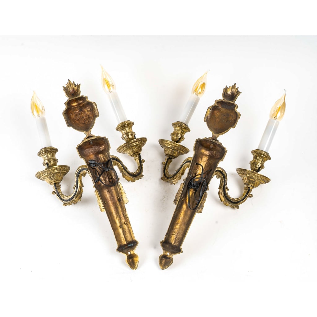 Paire d’Appliques en Bronze Ciselé à Deux Bras de Lumières de style Louis XVI | Biron 