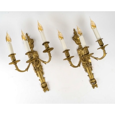 Paire d’Appliques en Bronze Ciselé à trois Bras de Lumières de style Louis XVI