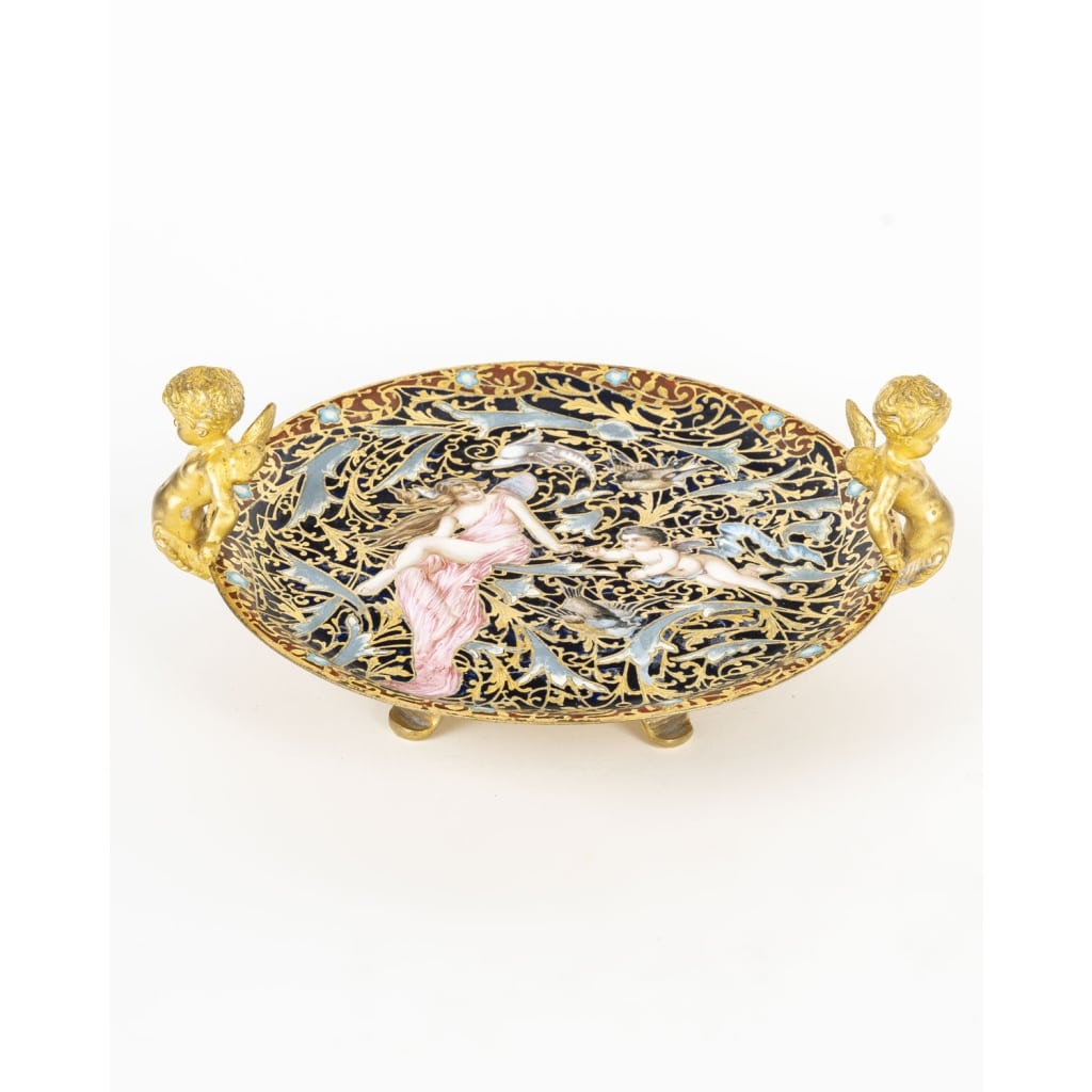 Ravissante coupe quadripode en bronze cloisonné, représentant une fée drapée dans un tissu rose et tenant la main d’un amour. Période Napoléon 3. | Biron 