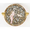 Ravissante coupe quadripode en bronze cloisonné, représentant une fée drapée dans un tissu rose et tenant la main d’un amour. Période Napoléon 3. | Biron 