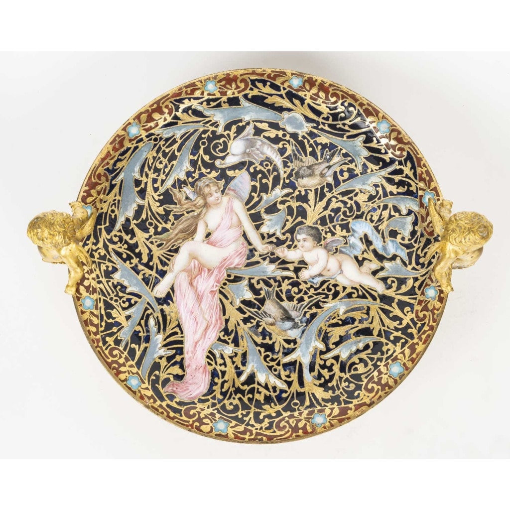 Ravissante coupe quadripode en bronze cloisonné, représentant une fée drapée dans un tissu rose et tenant la main d’un amour. Période Napoléon 3. | Biron 