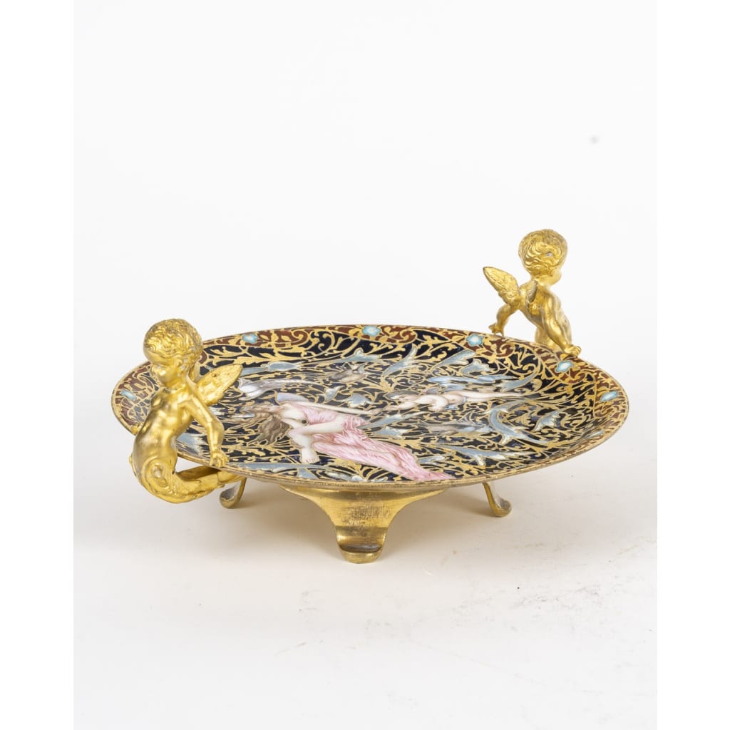 Ravissante coupe quadripode en bronze cloisonné, représentant une fée drapée dans un tissu rose et tenant la main d’un amour. Période Napoléon 3. | Biron 