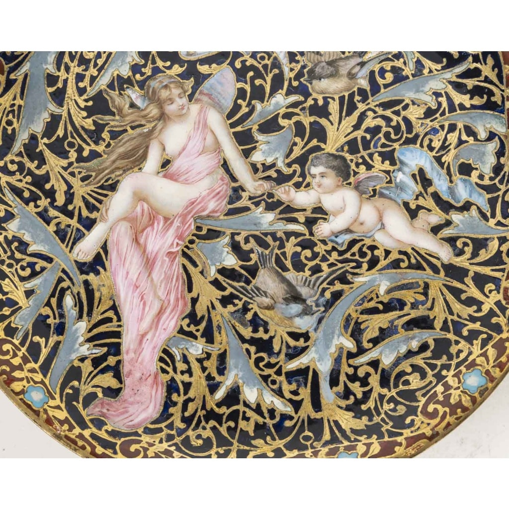 Ravissante coupe quadripode en bronze cloisonné, représentant une fée drapée dans un tissu rose et tenant la main d’un amour. Période Napoléon 3. | Biron 