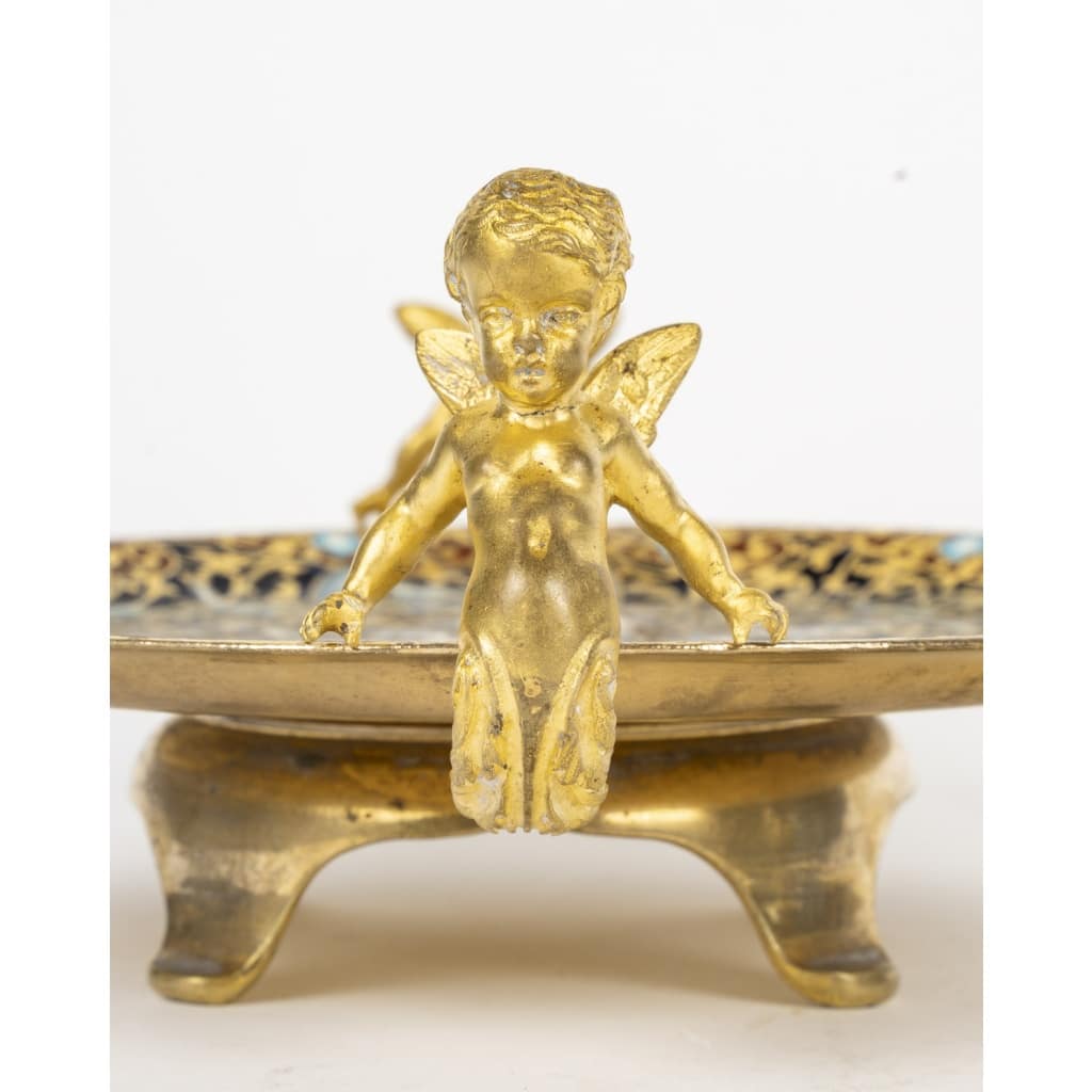 Ravissante coupe quadripode en bronze cloisonné, représentant une fée drapée dans un tissu rose et tenant la main d’un amour. Période Napoléon 3. | Biron 