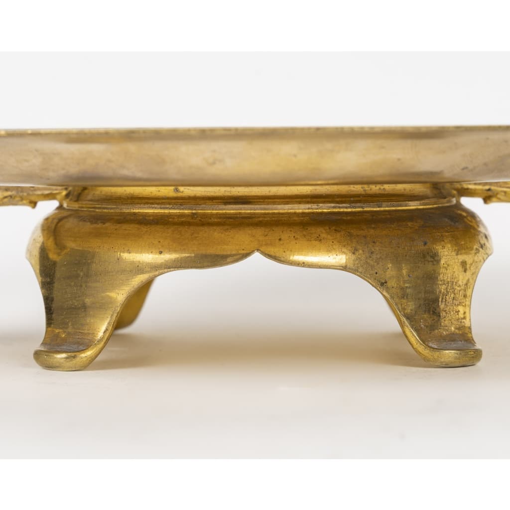 Ravissante coupe quadripode en bronze cloisonné, représentant une fée drapée dans un tissu rose et tenant la main d’un amour. Période Napoléon 3. | Biron 