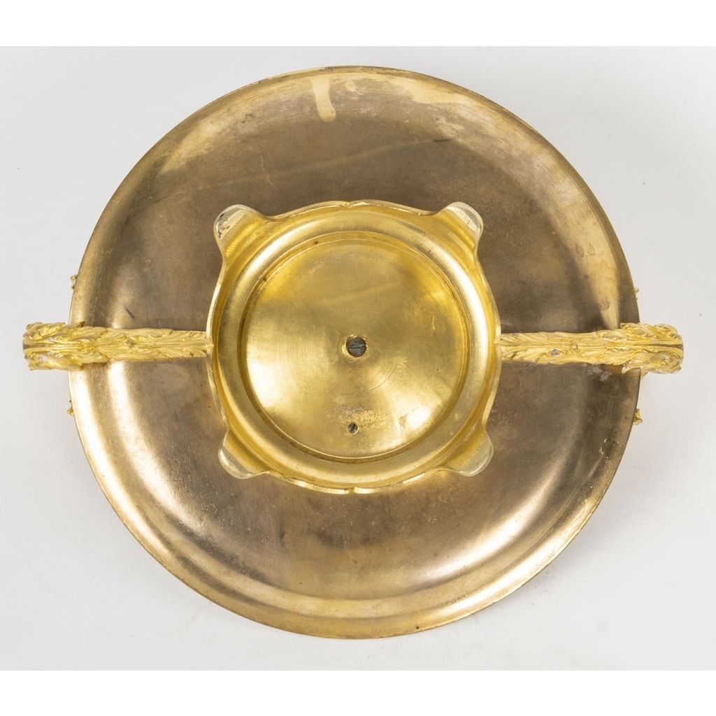 Ravissante coupe quadripode en bronze cloisonné, représentant une fée drapée dans un tissu rose et tenant la main d’un amour. Période Napoléon 3. | Biron 