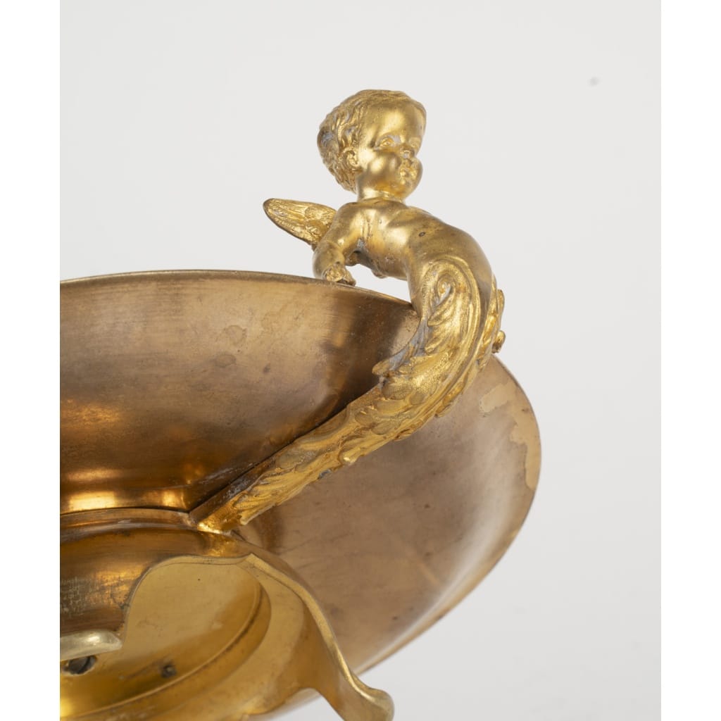 Ravissante coupe quadripode en bronze cloisonné, représentant une fée drapée dans un tissu rose et tenant la main d’un amour. Période Napoléon 3. | Biron 