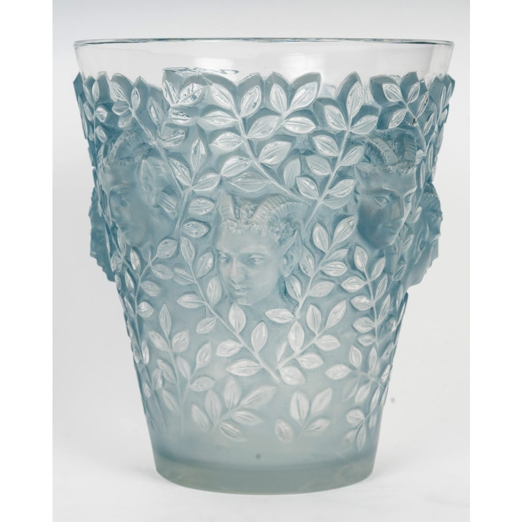 Vase « Silènes » verre blanc patiné bleu de René LALIQUE | Biron 