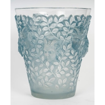 Vase "Silènes" verre blanc patiné bleu de René LALIQUE