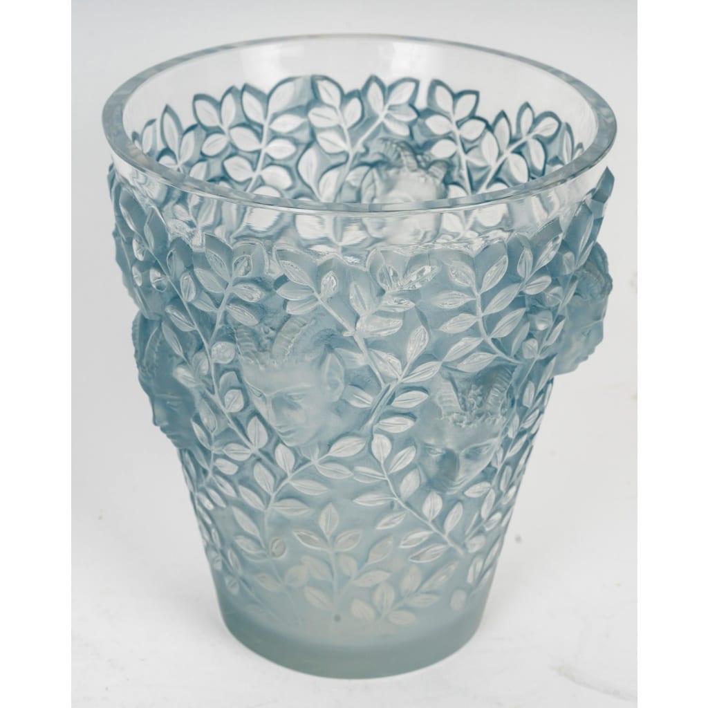 Vase « Silènes » verre blanc patiné bleu de René LALIQUE | Biron 
