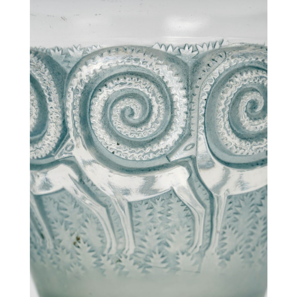 Vase « Rennes » verre blanc patiné bleu de René LALIQUE | Biron 