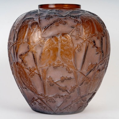 Vase "Perruches" verre ambre patiné blanc de René LALIQUE