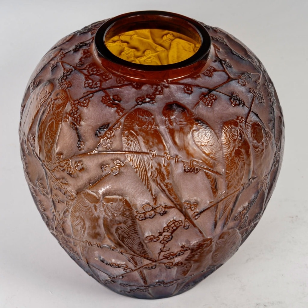 Vase « Perruches » verre ambre patiné blanc de René LALIQUE | Biron 