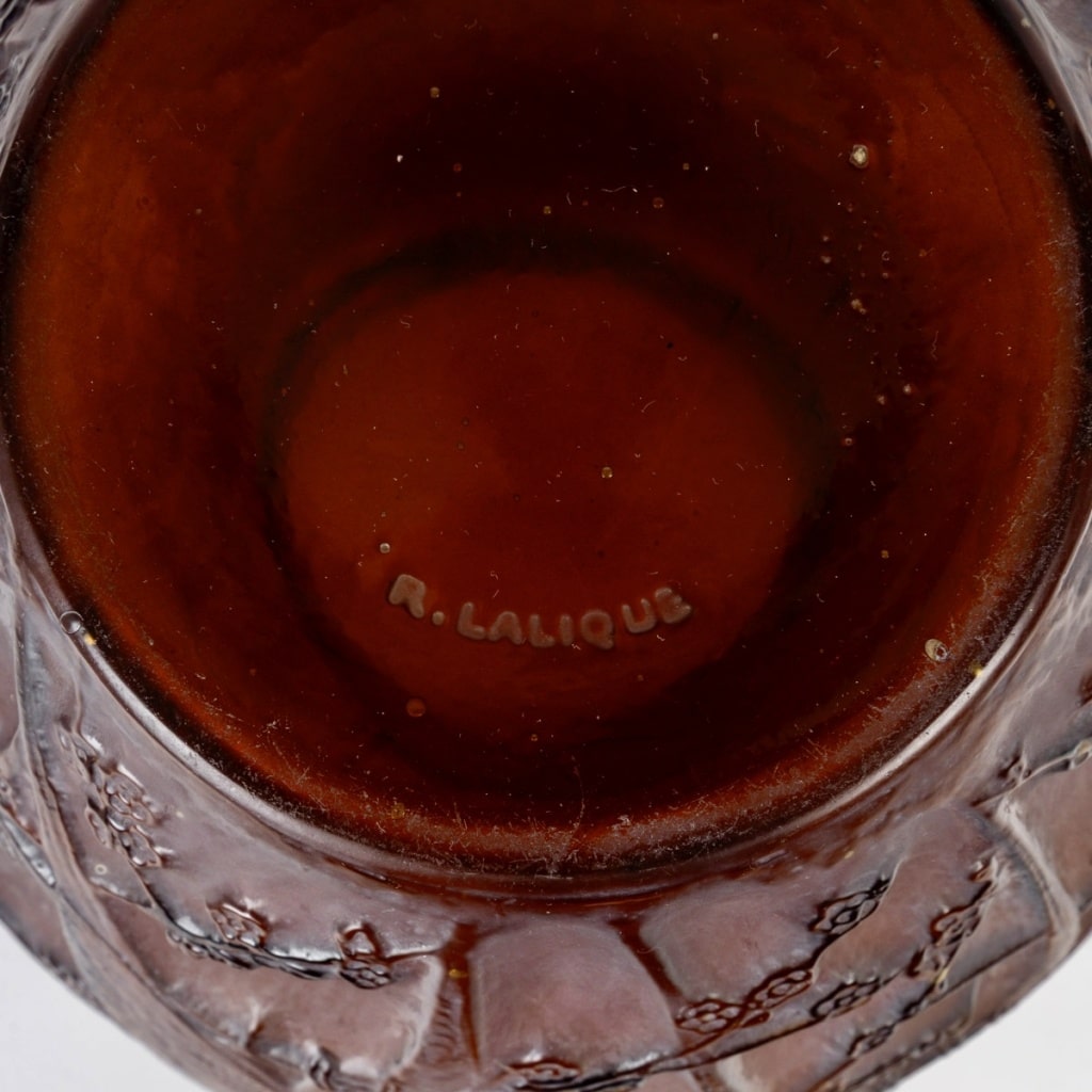 Vase « Perruches » verre ambre patiné blanc de René LALIQUE | Biron 