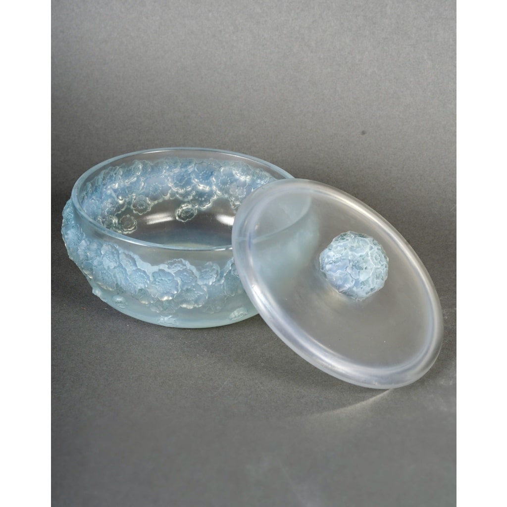 Boîte « Primevères » verre opalescent patiné bleu de René LALIQUE | Biron 