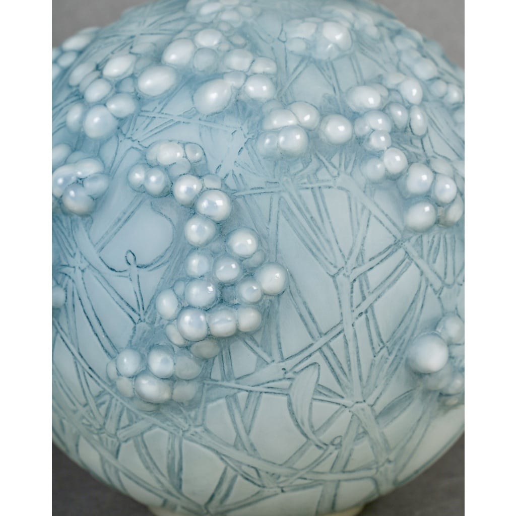 Vase « Druide » verre opalescent patiné bleu de René LALIQUE | Biron 
