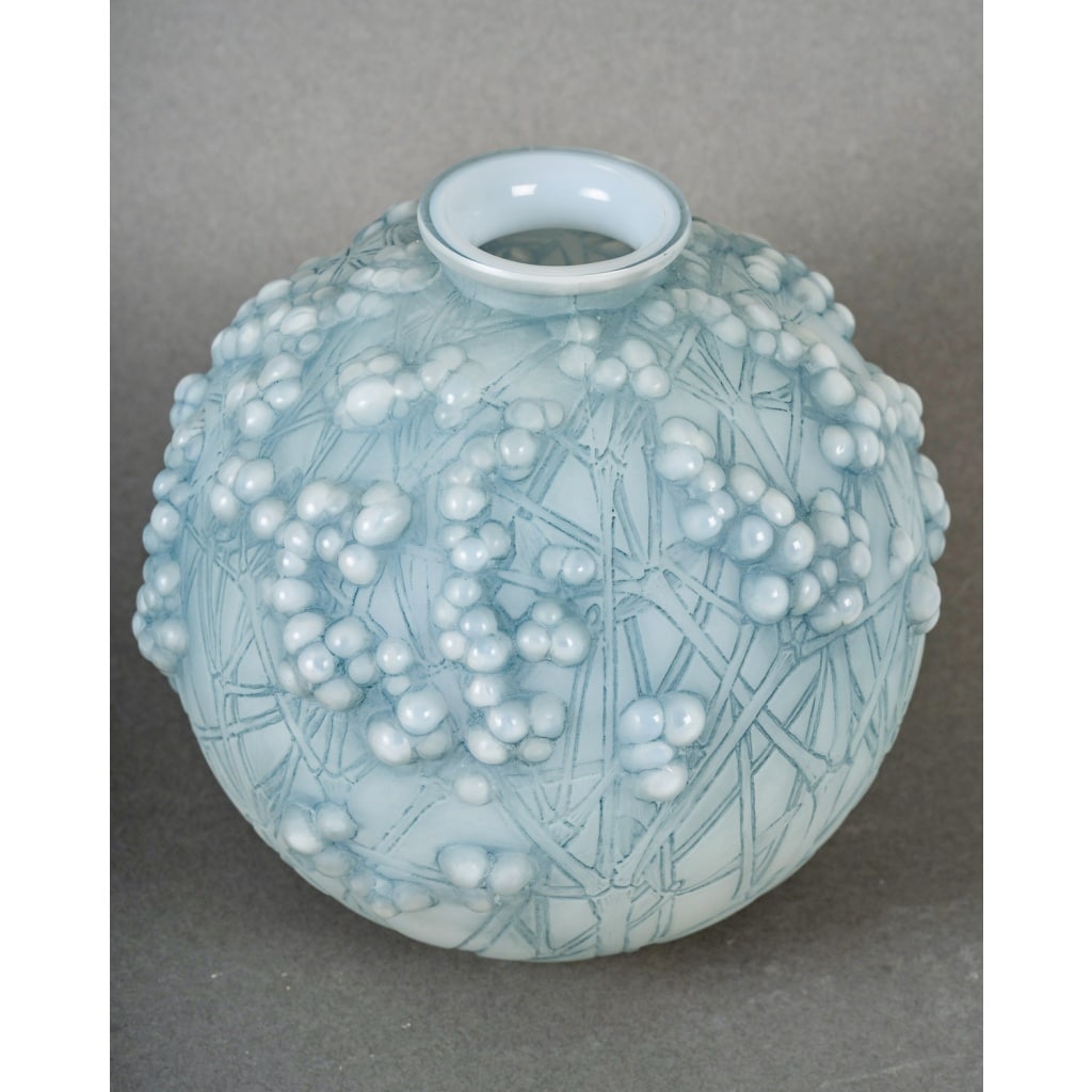Vase « Druide » verre opalescent patiné bleu de René LALIQUE | Biron 