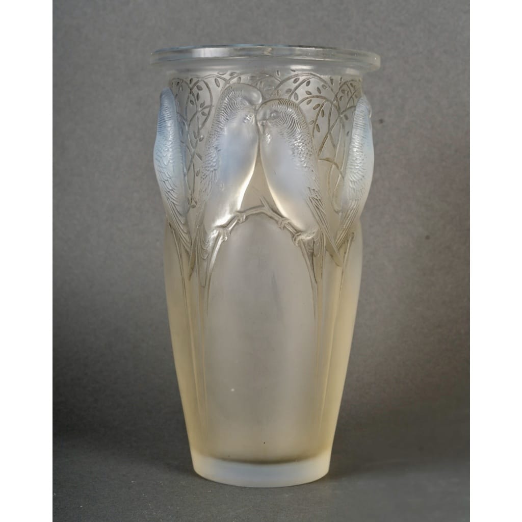 Vase « Ceylan » verre opalescent patiné gris de René LALIQUE | Biron 