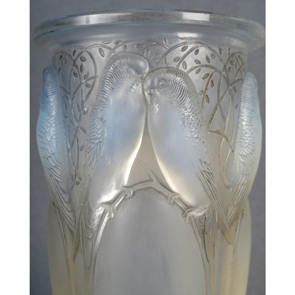 Vase « Ceylan » verre opalescent patiné gris de René LALIQUE | Biron 