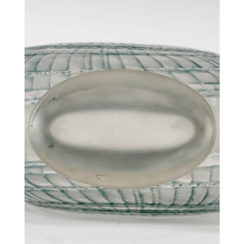 Vase « Escargot » verre blanc patiné bleu de René LALIQUE | Biron 