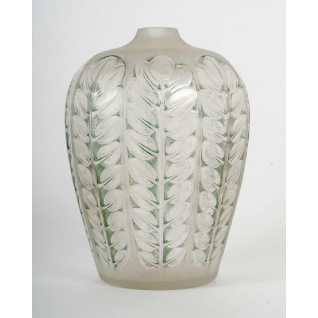 Vase « Tournai » verre blanc patiné vert de René LALIQUE | Biron 