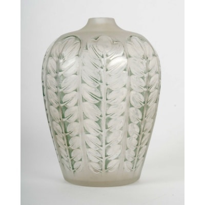 Vase "Tournai" verre blanc patiné vert de René LALIQUE