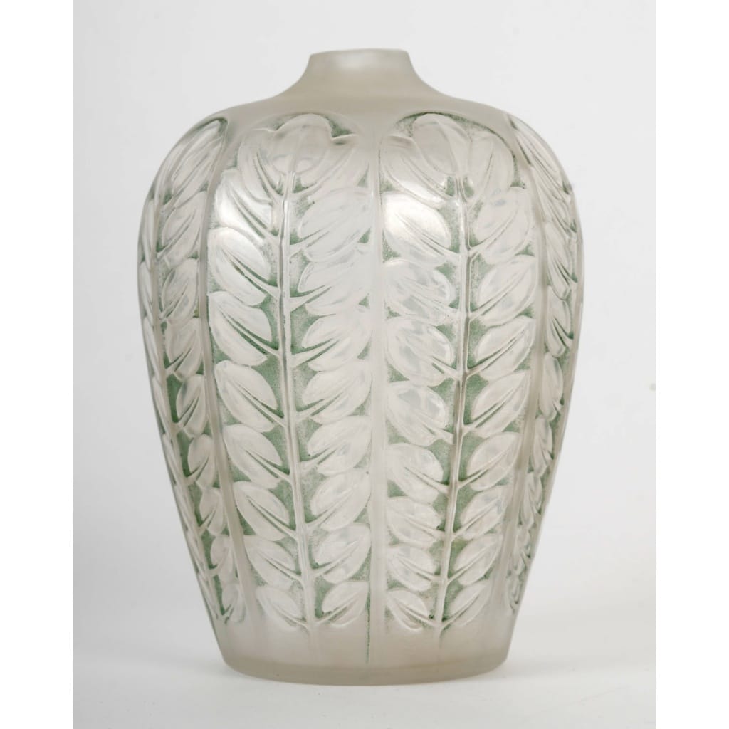 Vase « Tournai » verre blanc patiné vert de René LALIQUE | Biron 