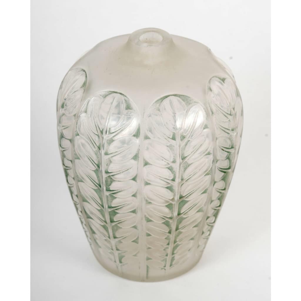 Vase « Tournai » verre blanc patiné vert de René LALIQUE | Biron 