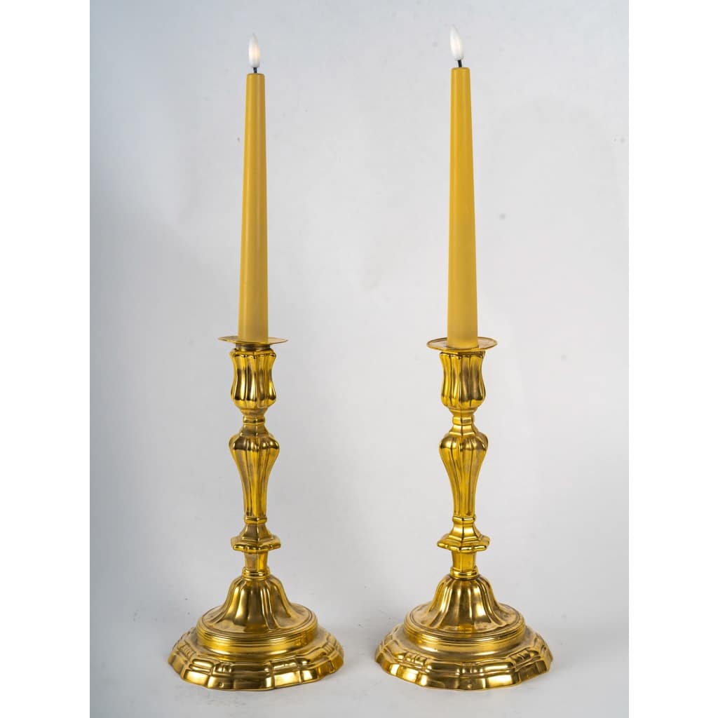 Paire de flambeaux en bronze doré au C Couronné d’époque Louis XV | Biron 