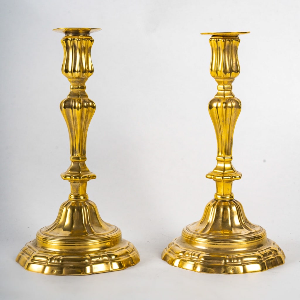 Paire de flambeaux en bronze doré au C Couronné d’époque Louis XV | Biron 