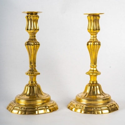 Paire de flambeaux en bronze doré au C Couronné d’époque Louis XV