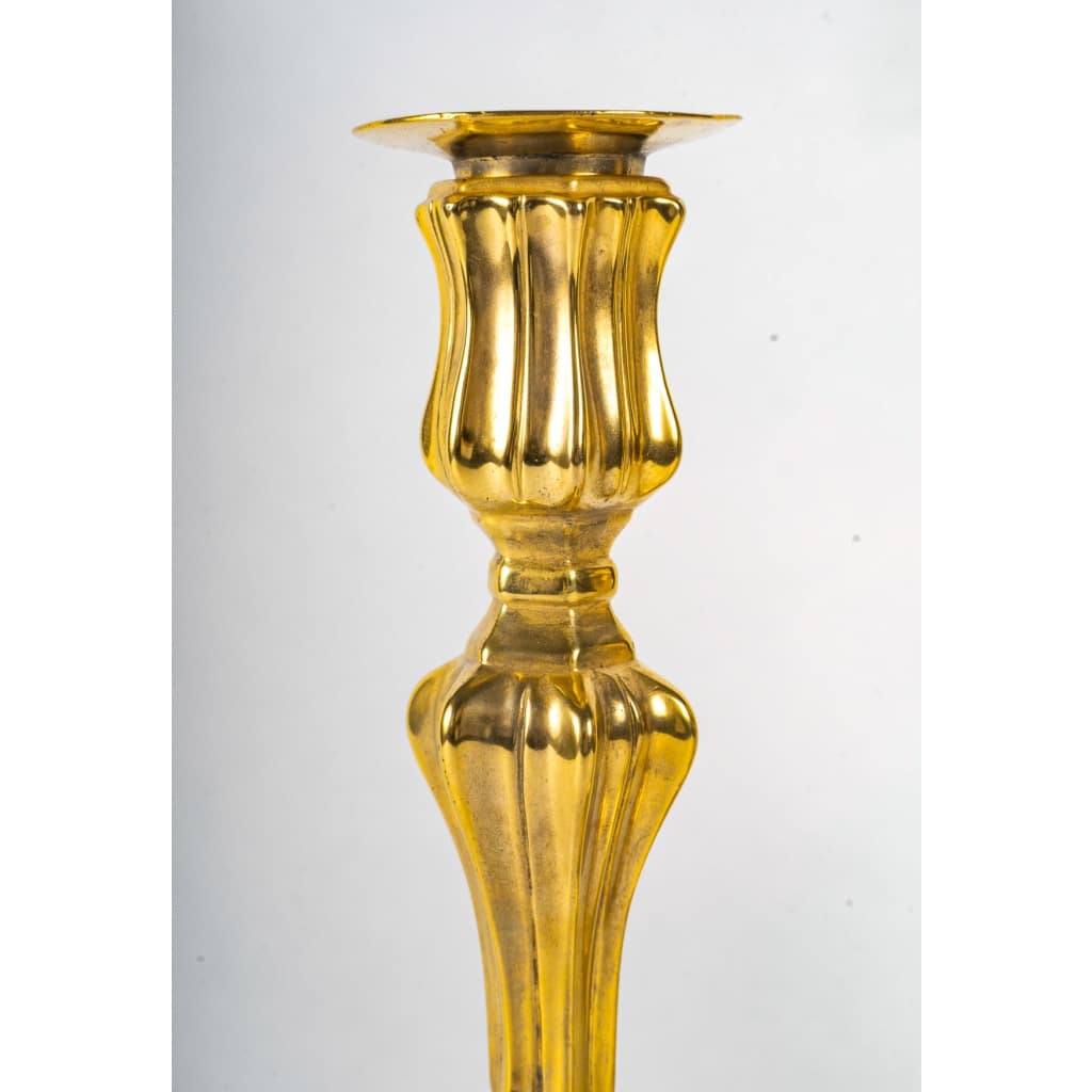 Paire de flambeaux en bronze doré au C Couronné d’époque Louis XV | Biron 