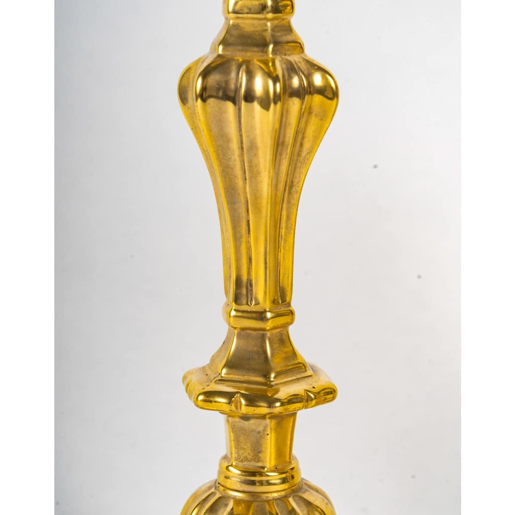 Paire de flambeaux en bronze doré au C Couronné d’époque Louis XV | Biron 