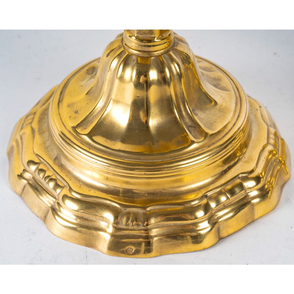 Paire de flambeaux en bronze doré au C Couronné d’époque Louis XV | Biron 