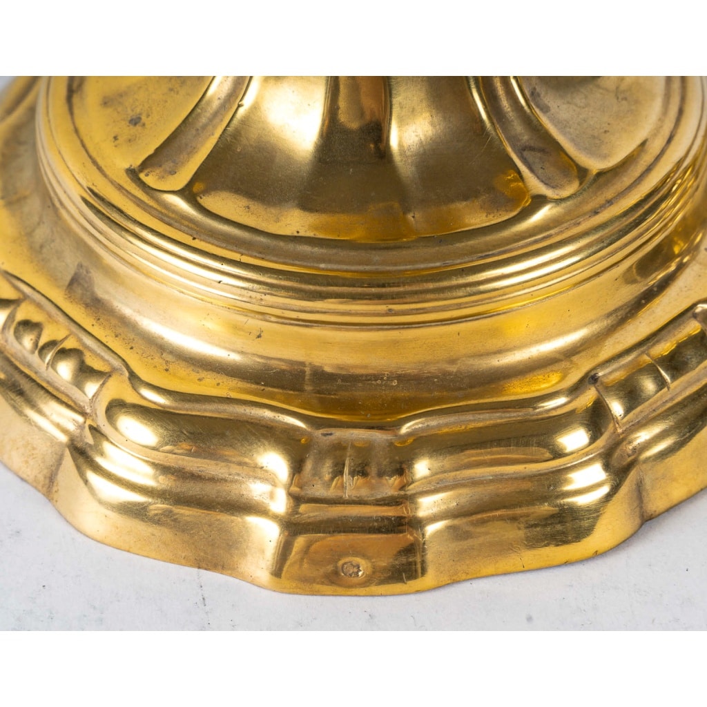 Paire de flambeaux en bronze doré au C Couronné d’époque Louis XV | Biron 