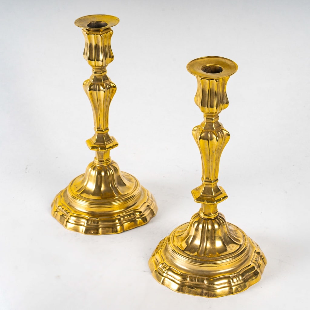 Paire de flambeaux en bronze doré au C Couronné d’époque Louis XV | Biron 