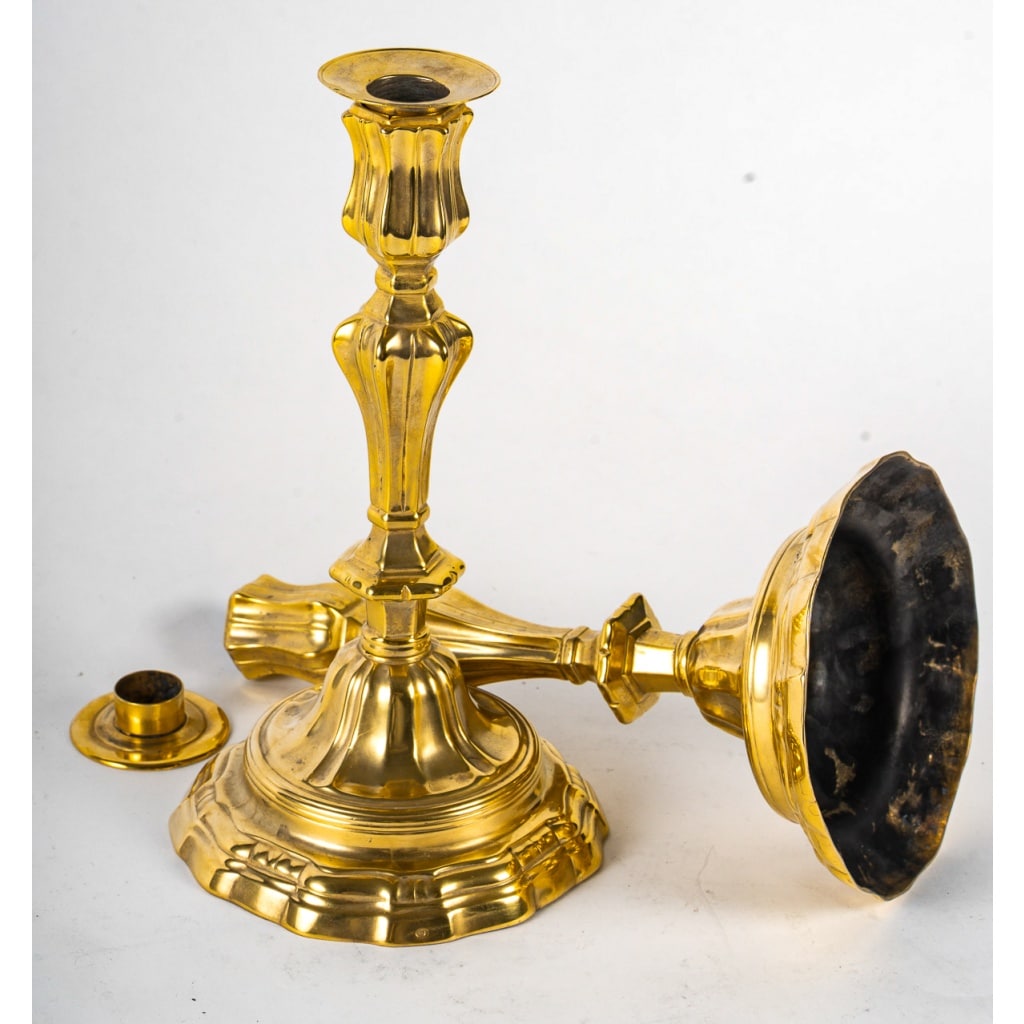 Paire de flambeaux en bronze doré au C Couronné d’époque Louis XV | Biron 