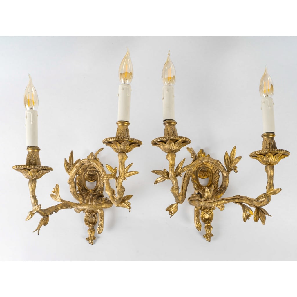 Série de quatre appliques en Bronze Ciselé à deux Bras de Lumières Italie vers 1850 | Biron 