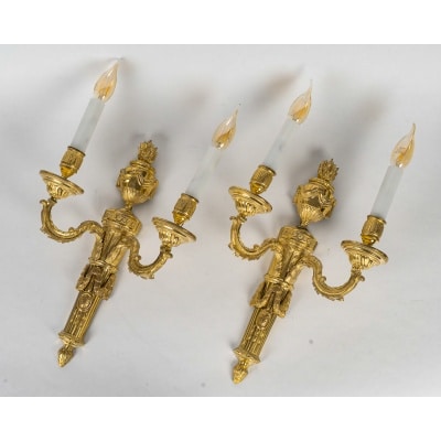 Paire d’Appliques en Bronze Ciselé et Doré à Deux Bras de Lumières d’Époque Louis XVI vers 1780