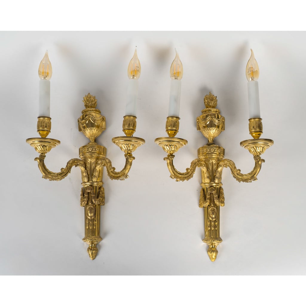Paire d’Appliques en Bronze Ciselé et Doré à Deux Bras de Lumières d’Époque Louis XVI vers 1780 | Biron 