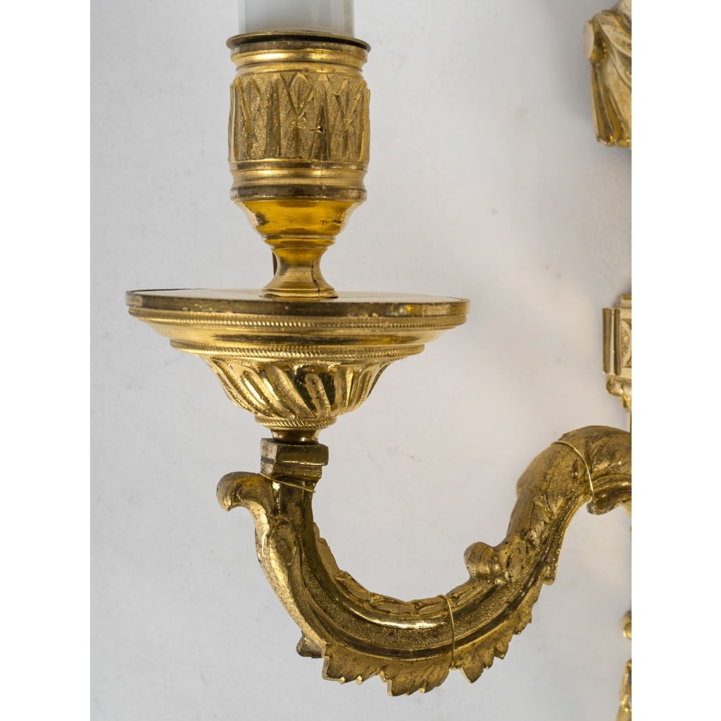 Paire d’Appliques en Bronze Ciselé et Doré à Deux Bras de Lumières d’Époque Louis XVI vers 1780 | Biron 