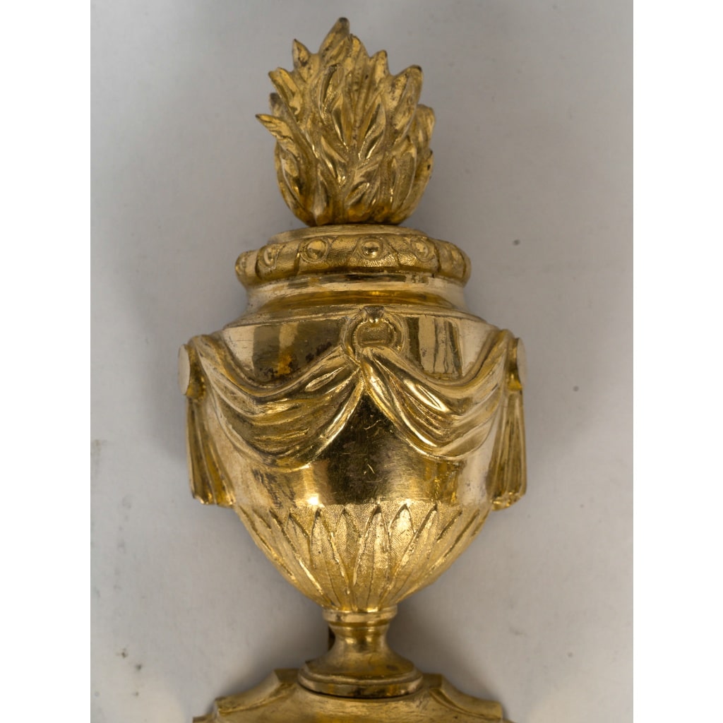 Paire d’Appliques en Bronze Ciselé et Doré à Deux Bras de Lumières d’Époque Louis XVI vers 1780 | Biron 