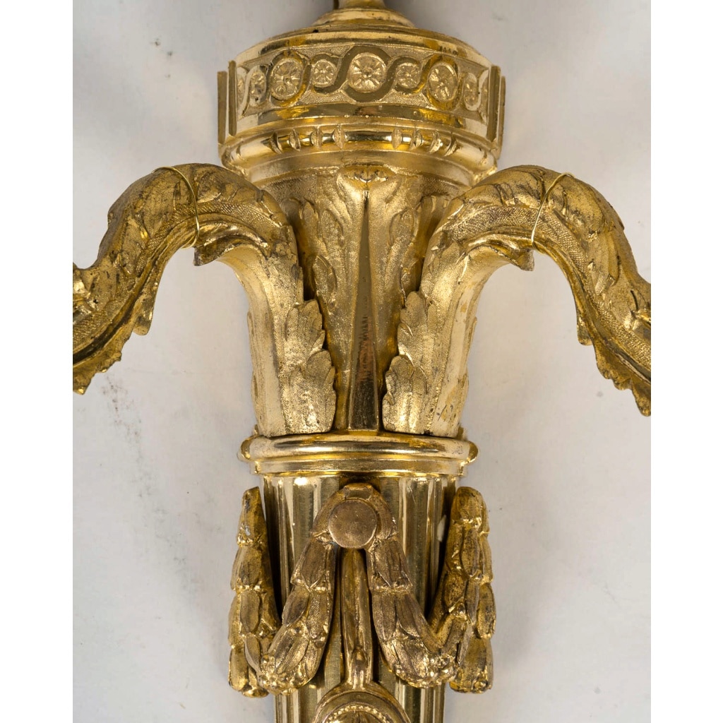 Paire d’Appliques en Bronze Ciselé et Doré à Deux Bras de Lumières d’Époque Louis XVI vers 1780 | Biron 
