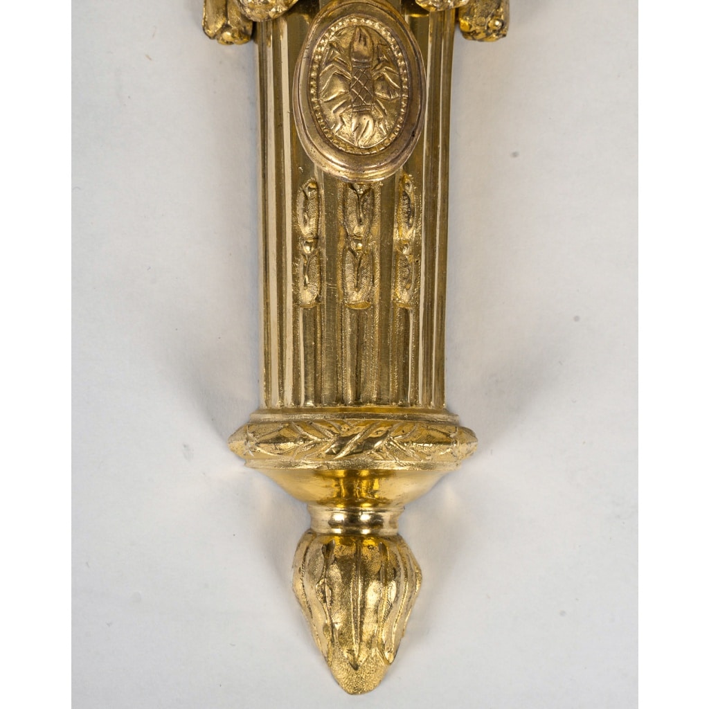 Paire d’Appliques en Bronze Ciselé et Doré à Deux Bras de Lumières d’Époque Louis XVI vers 1780 | Biron 