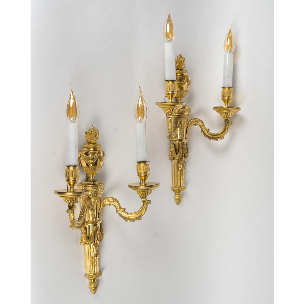 Paire d’Appliques en Bronze Ciselé et Doré à Deux Bras de Lumières d’Époque Louis XVI vers 1780 | Biron 