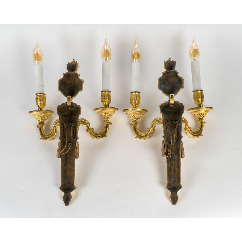 Paire d’Appliques en Bronze Ciselé et Doré à Deux Bras de Lumières d’Époque Louis XVI vers 1780 | Biron 