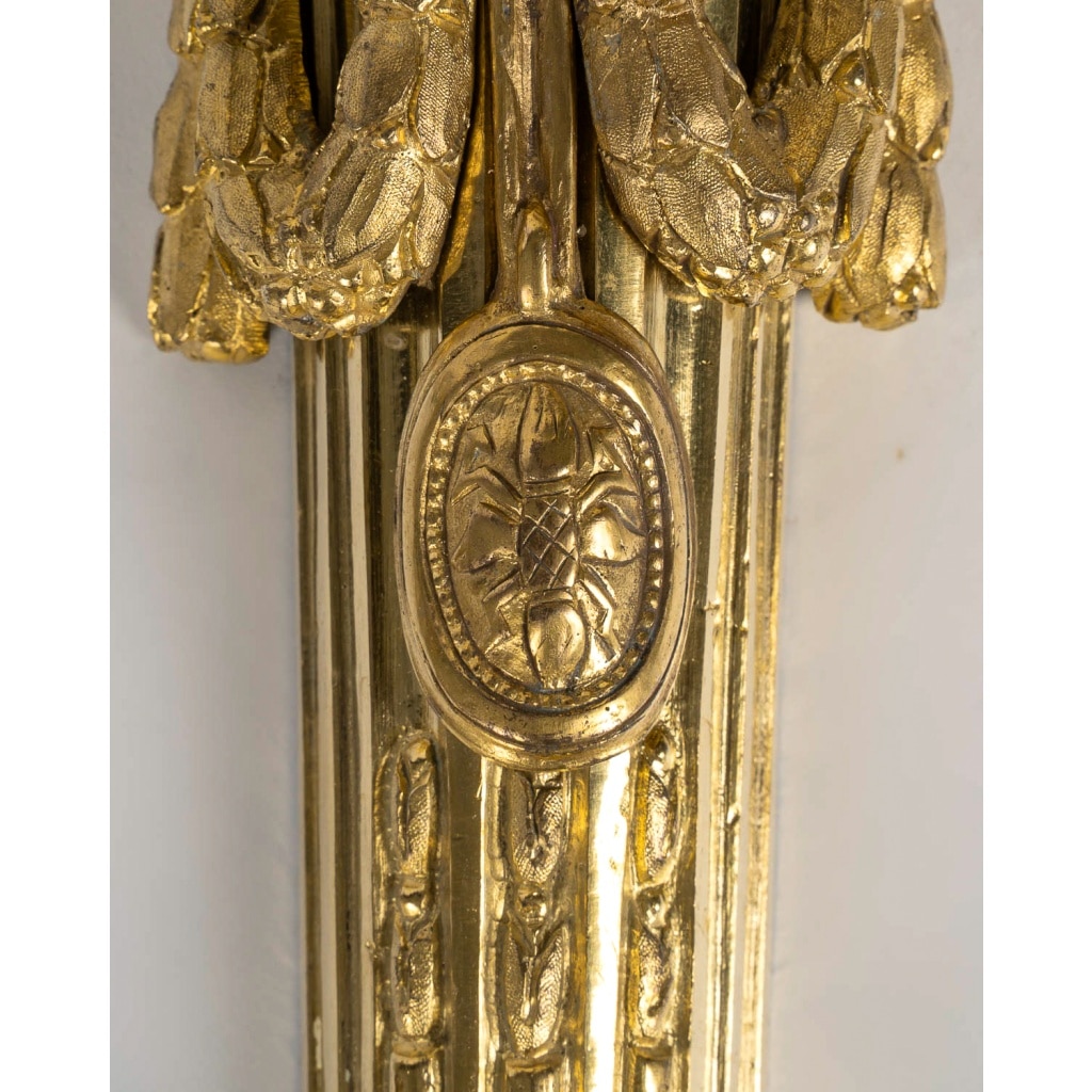 Paire d’Appliques en Bronze Ciselé et Doré à Deux Bras de Lumières d’Époque Louis XVI vers 1780 | Biron 