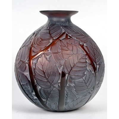 Vase "Milan" verre rouge ambré patiné blanc de René LALIQUE