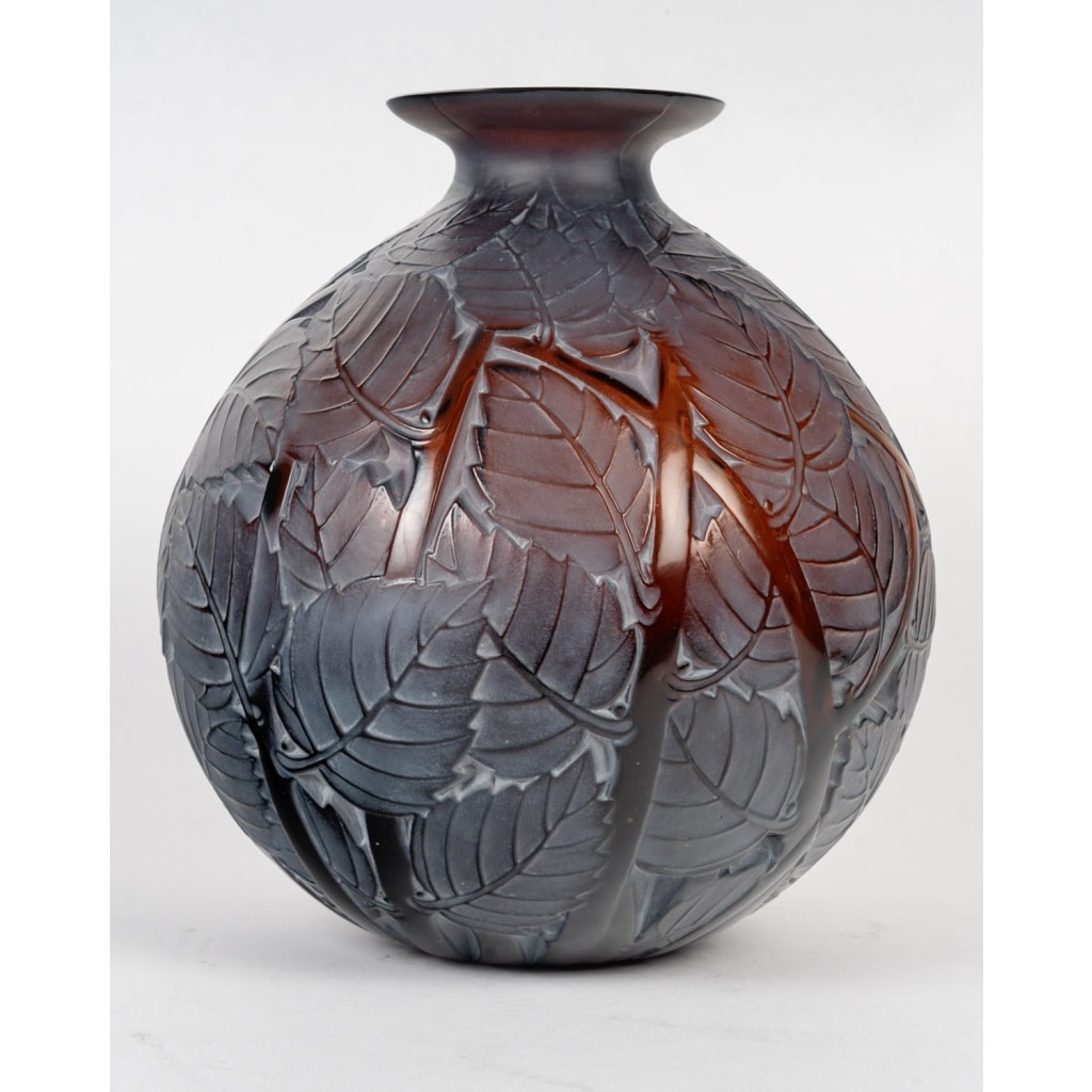 Vase « Milan » verre rouge ambré patiné blanc de René LALIQUE | Biron 